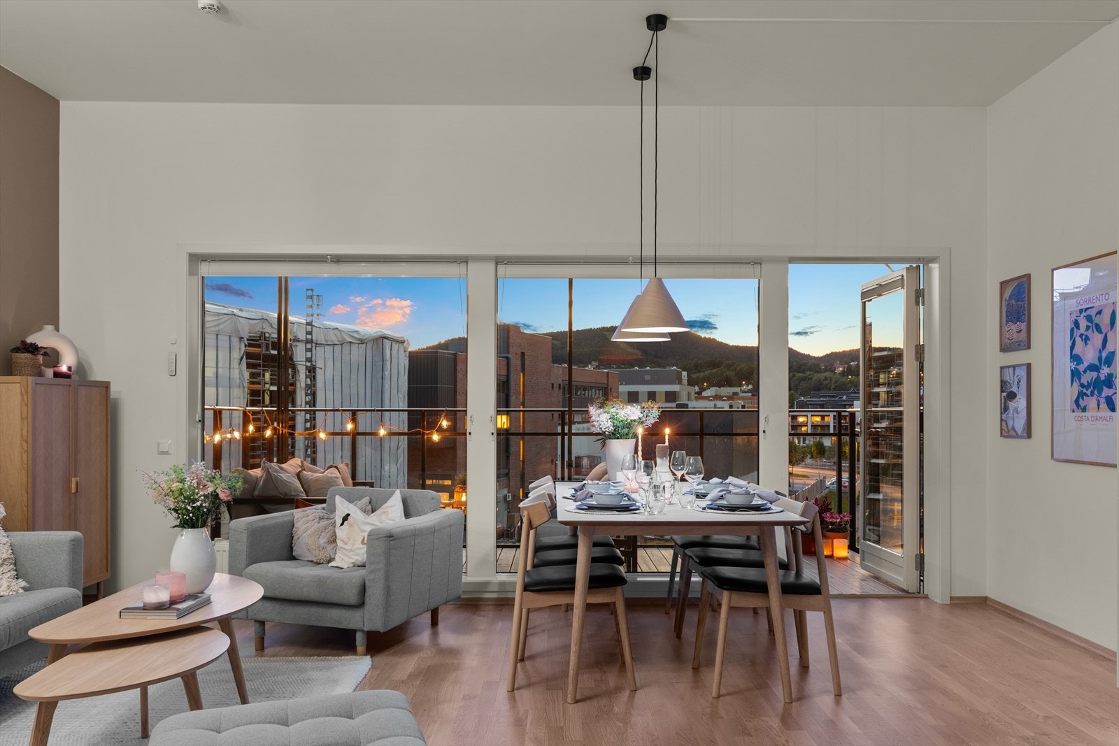 Legg merke til takhøyden i stuen som er på hele 3,05 meter! Galleribilde