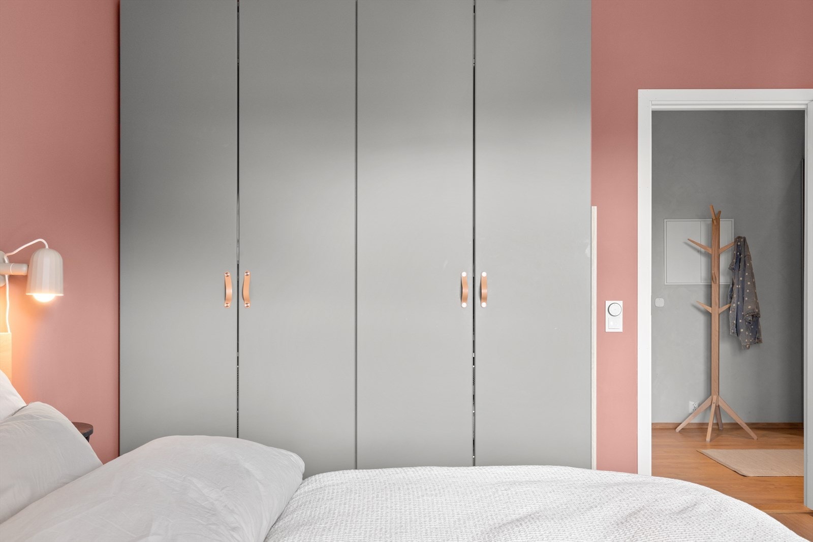 Det er rikelig med skapplass i medfølgende garderobeskap. Galleribilde