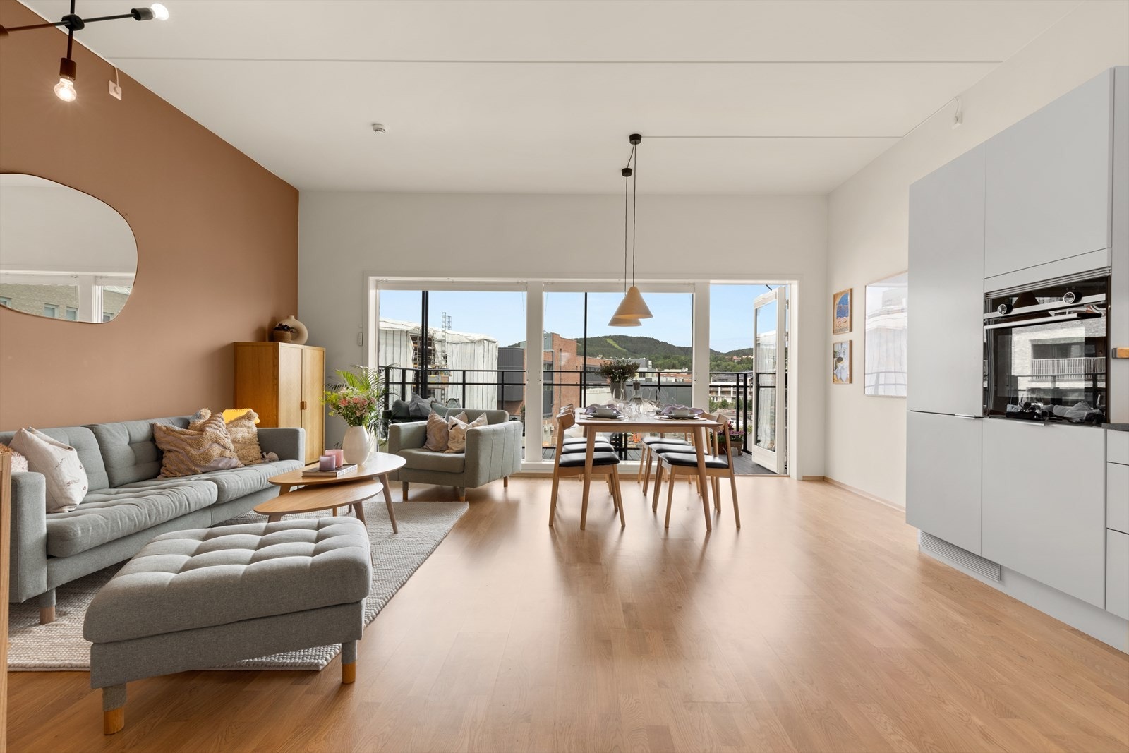 Stuen og kjøkkenet ligger i en åpen og sosial løsning mot hverandre. Galleribilde