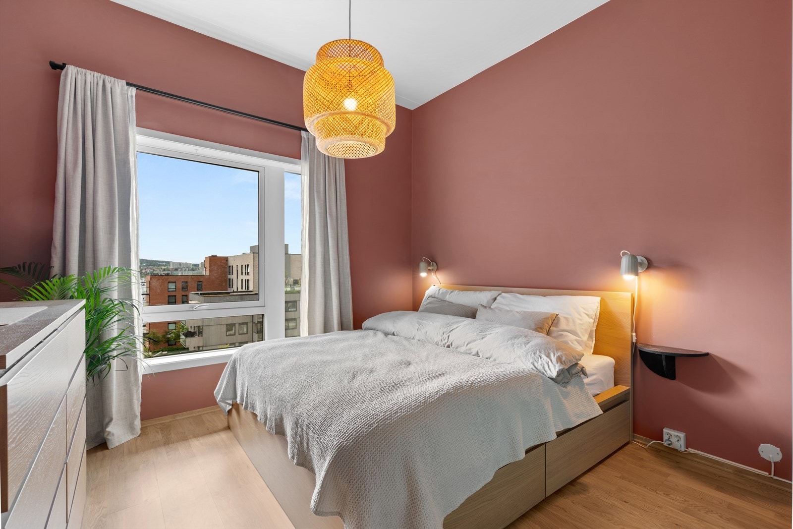 Romslig hovedsoverom med god plass til dobbeltseng, nattbord og tilhørende møblement. Galleribilde