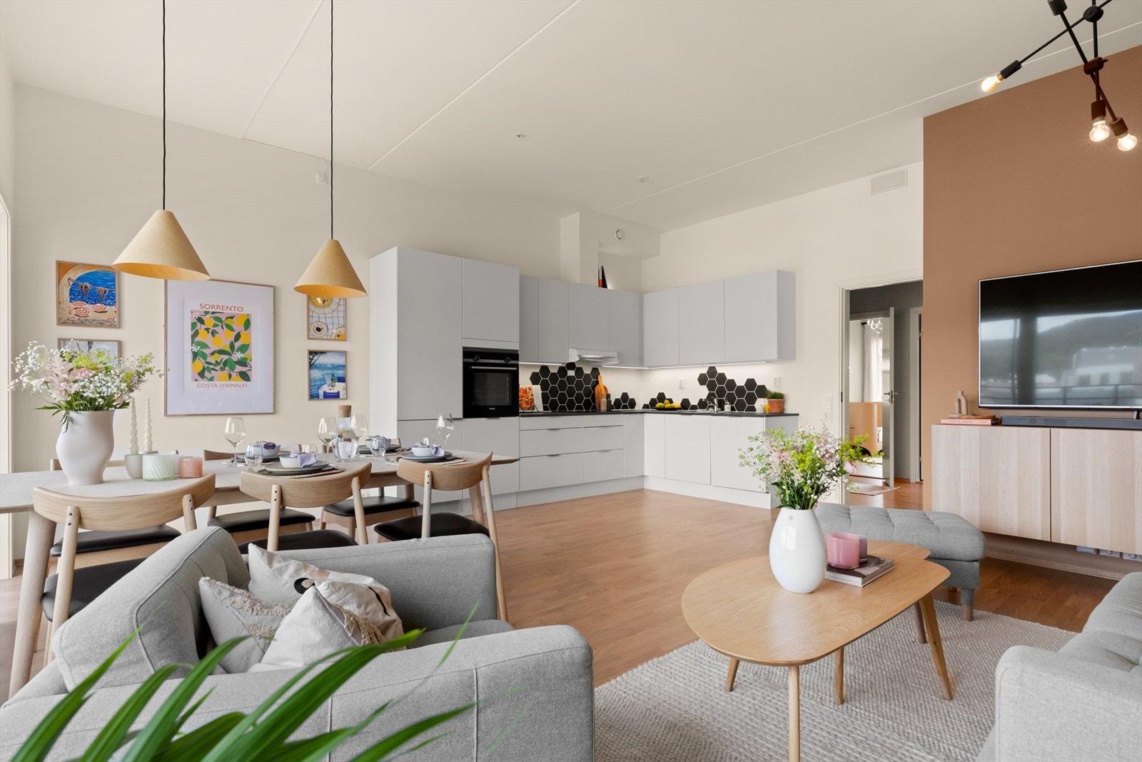 Rommet har en god takhøyde på 3,05 meter. Galleribilde