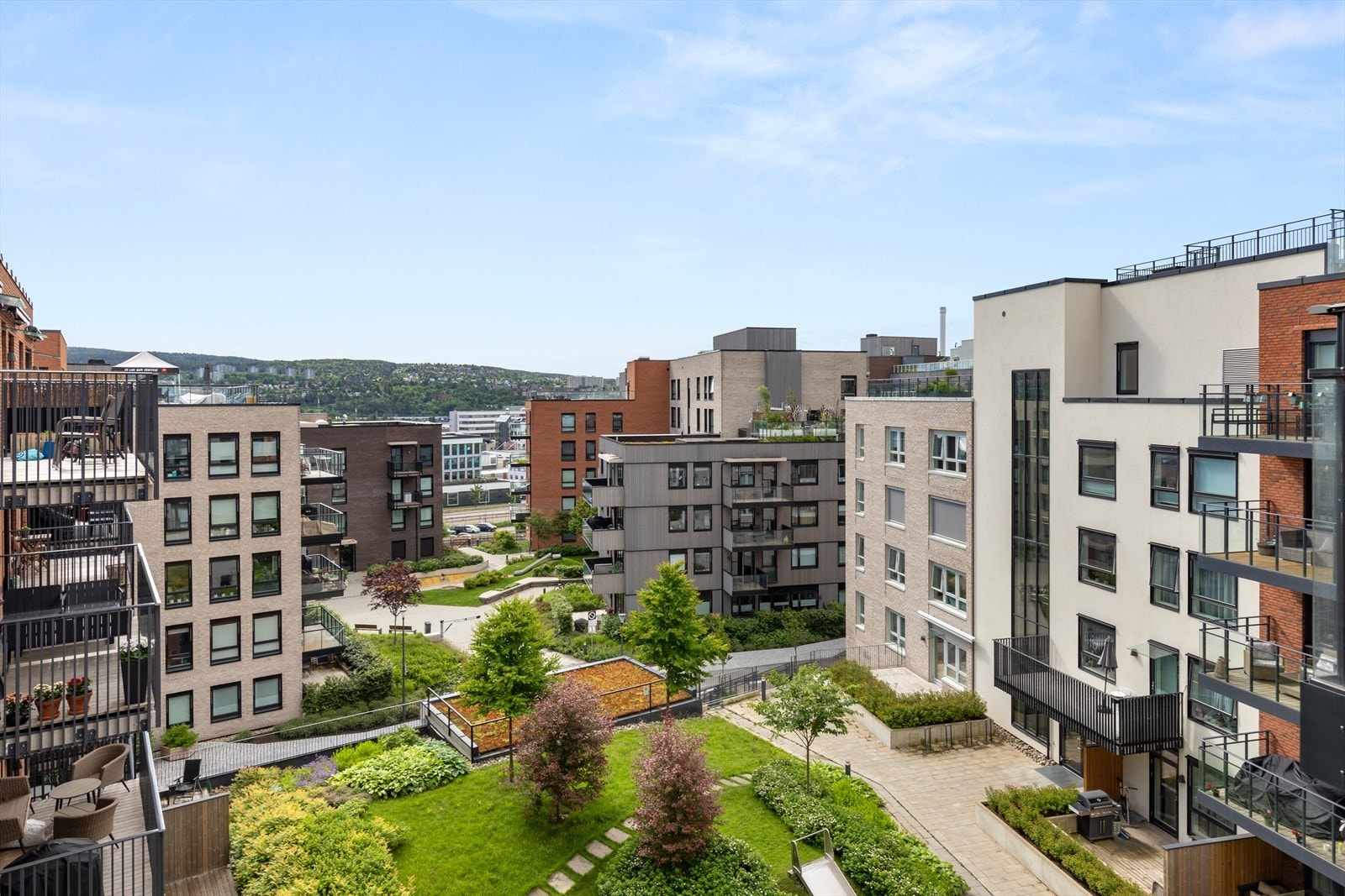 Leiligheten har en fantastisk intern beliggenhet i borettslaget! Utsikt fra soverom. Galleribilde