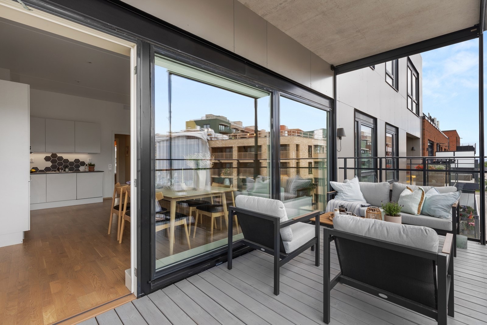 Det er spesialtilpasset innvendig solskjerming i stuen hvor det er mulighet for justering ovenfra og nedenfra. Galleribilde