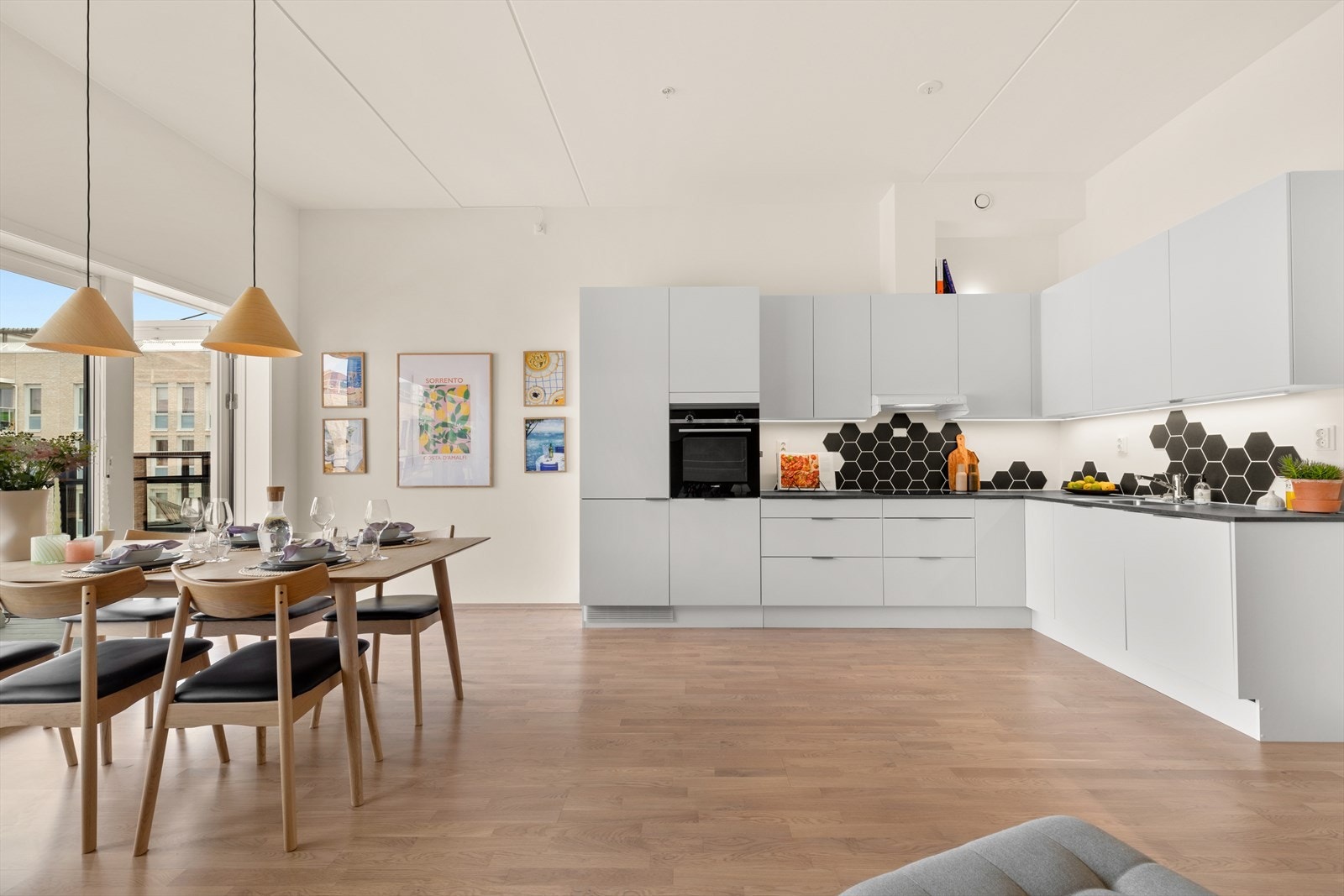 Stilrent kjøkken fra byggeåret med integrerte hvitevarer. Galleribilde