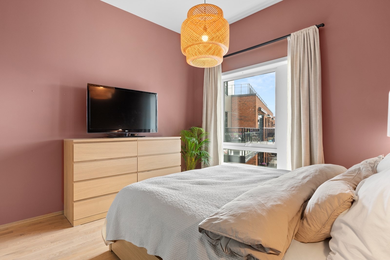 Til barnerom og soverom er det trekkerør fra dataskap slik at man kan legge opp til datapunkt til kontorplass eller ekstra ruter. Galleribilde