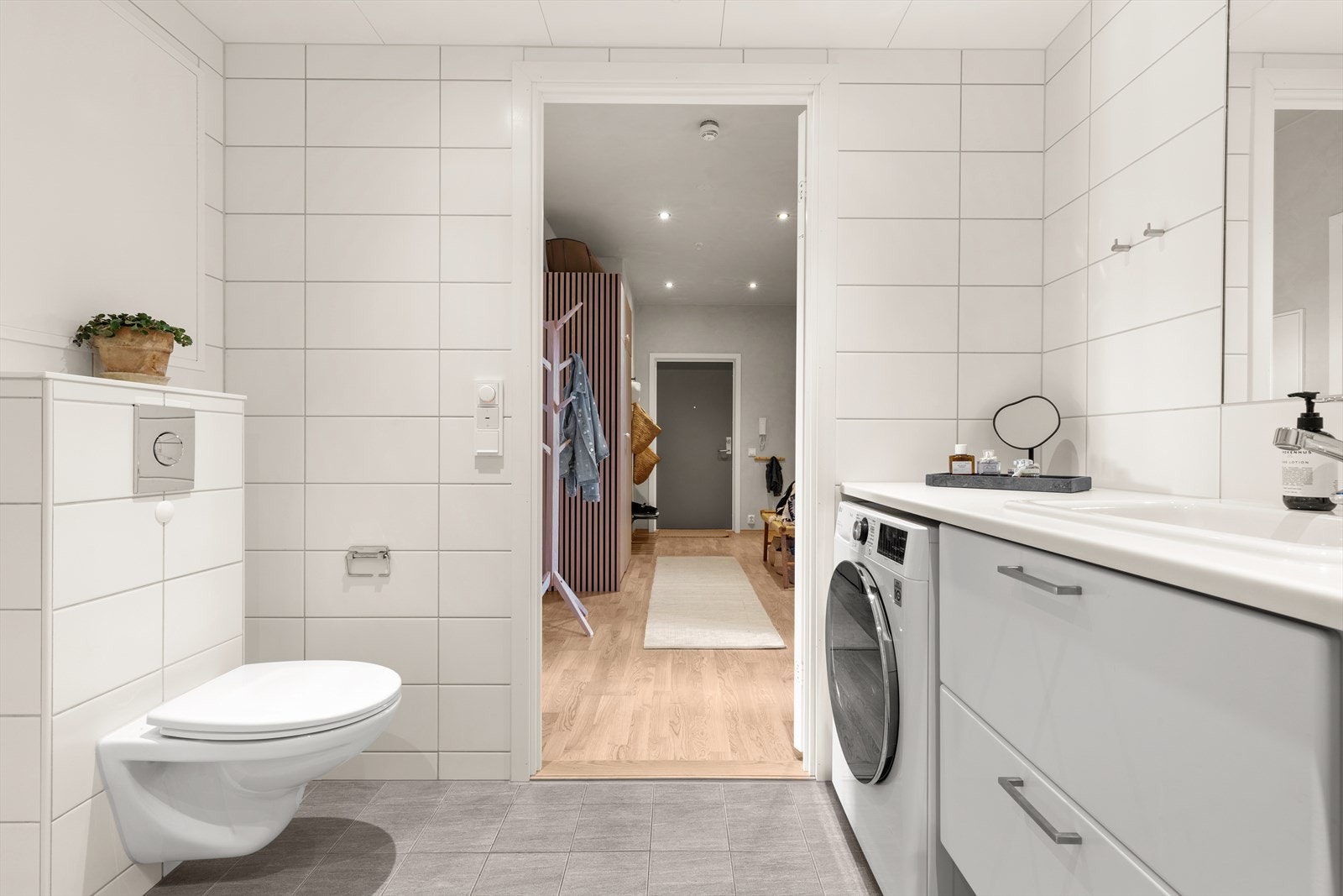 Badet har gulvvarme, downligts i taket og har balansert ventilasjon. Galleribilde