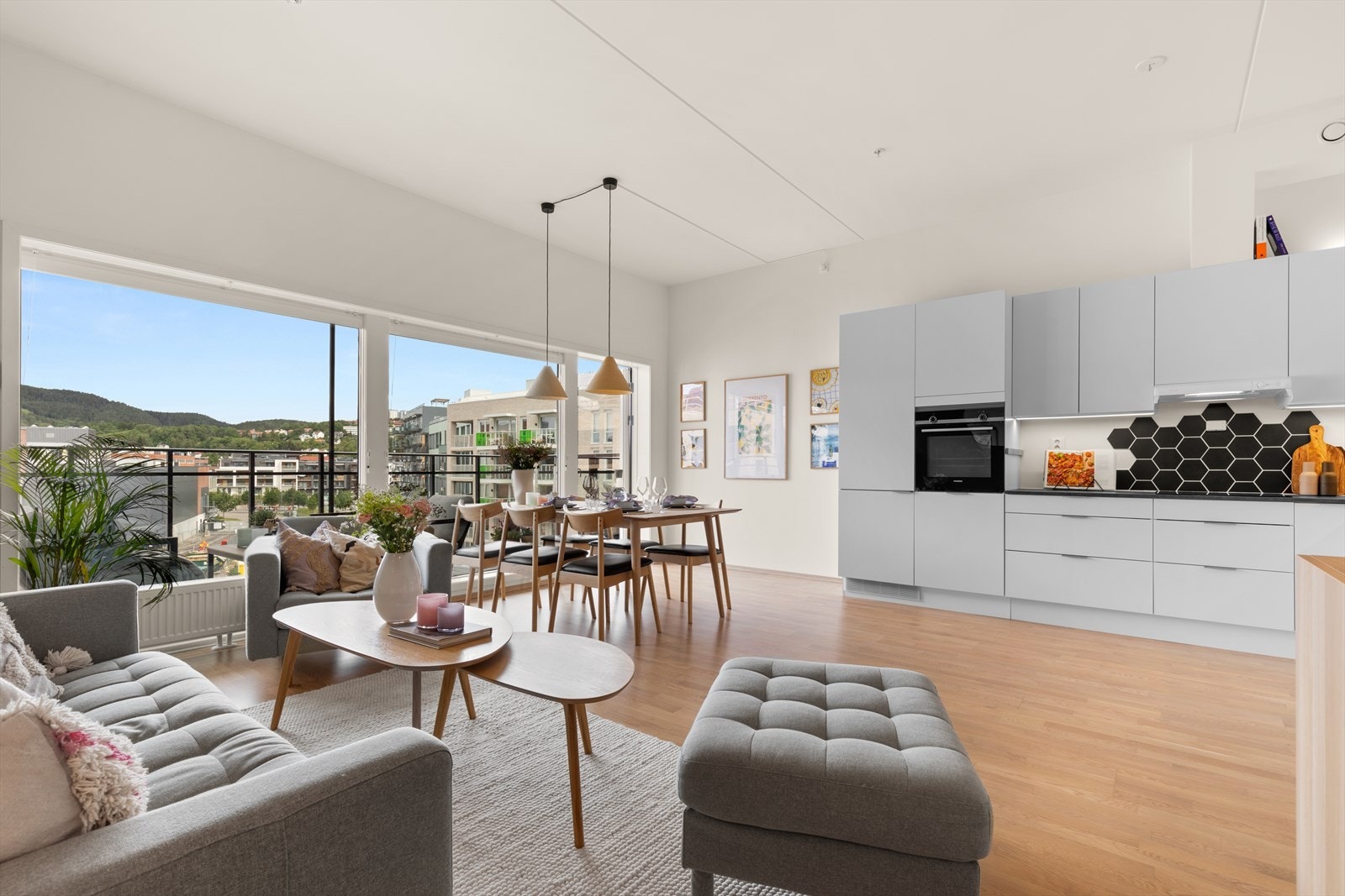 Det er god plass til å invitere på en hyggelig middag rundt spisebordet! Galleribilde