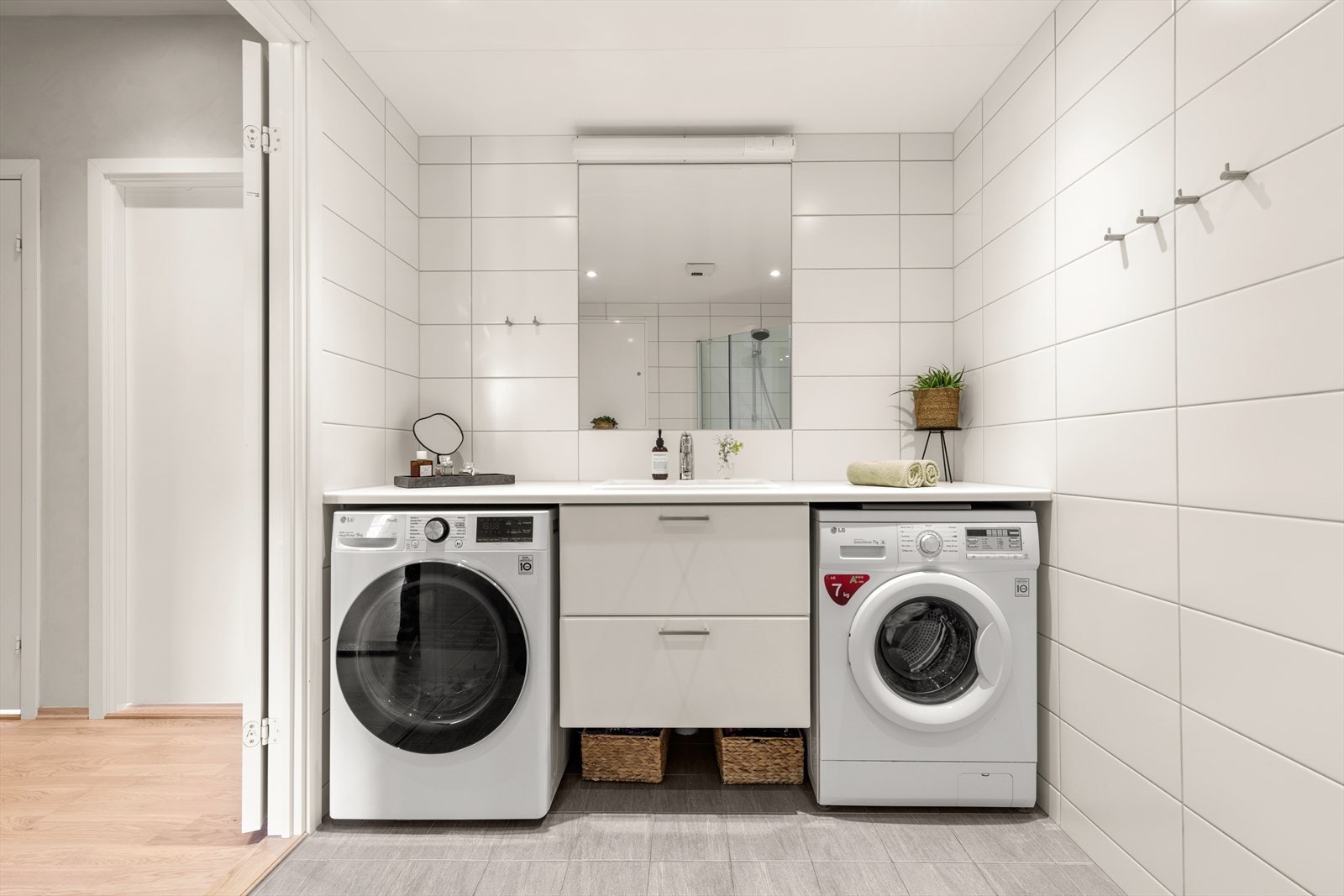 Moderne flislagt bad fra byggeåret med opplegg for både vaskemaskin og tørketrommel. Galleribilde