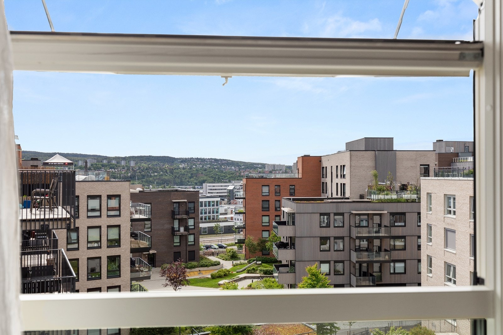 Flott utsikt fra soveromsvinduet. Galleribilde