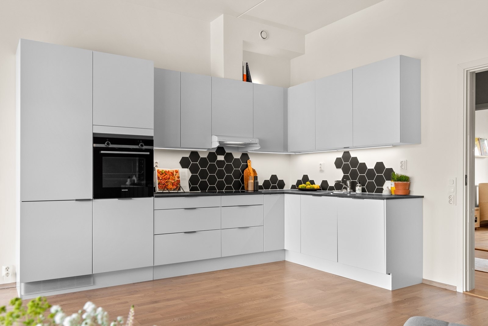 Det er rikelig med skap- og benkeplass. Galleribilde