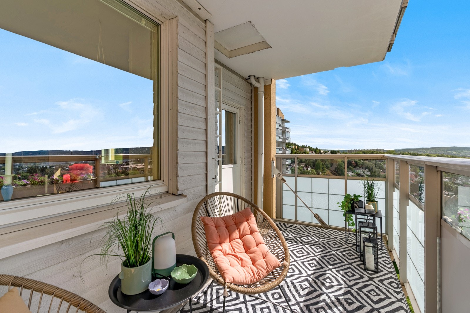 Balkongen er overbygd hvilket skaper en skjermet og lun sone som også kan benyttes når været ikke er på sitt beste. Galleribilde