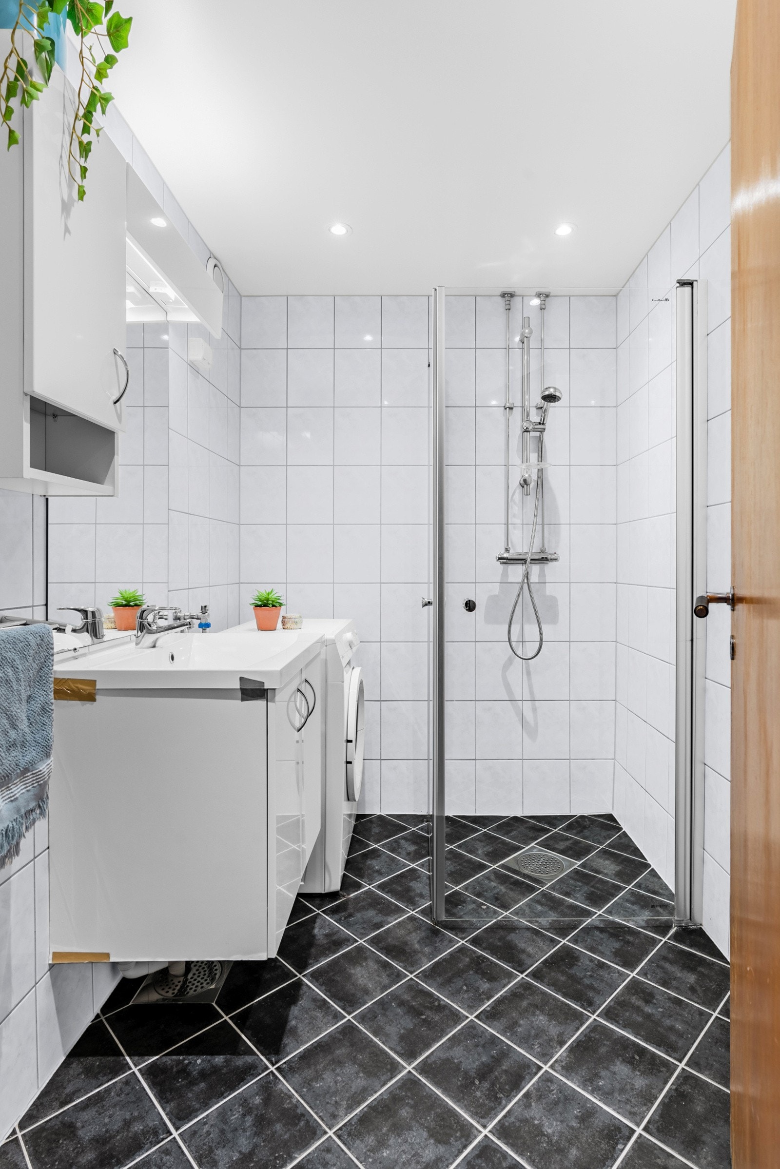 Badet i leiligheten er flislagt på både gulv og vegger, noe som gir et helhetlig og rent uttrykk. Pusset opp i regi av borettslaget i 2015. Galleribilde
