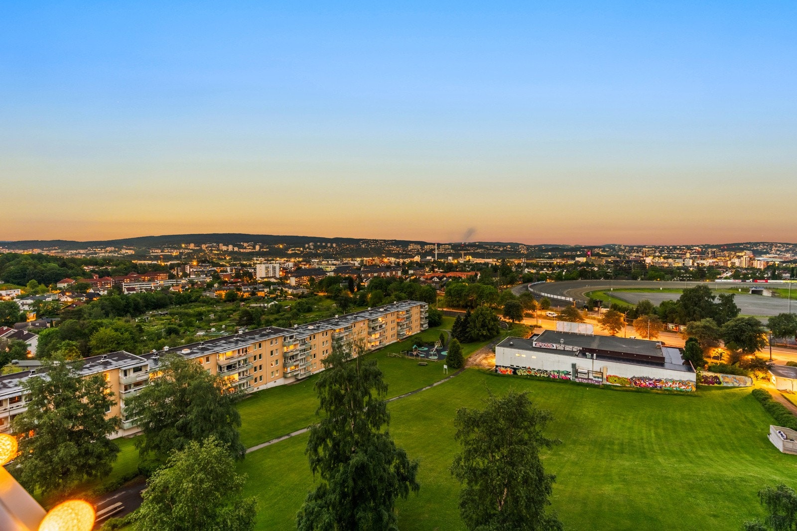 Beliggende i et veletablert og populært boligområde på Bjerke, byr denne leiligheten på en unik kombinasjon av bynærhet og kort vei til grønne lunger. Galleribilde