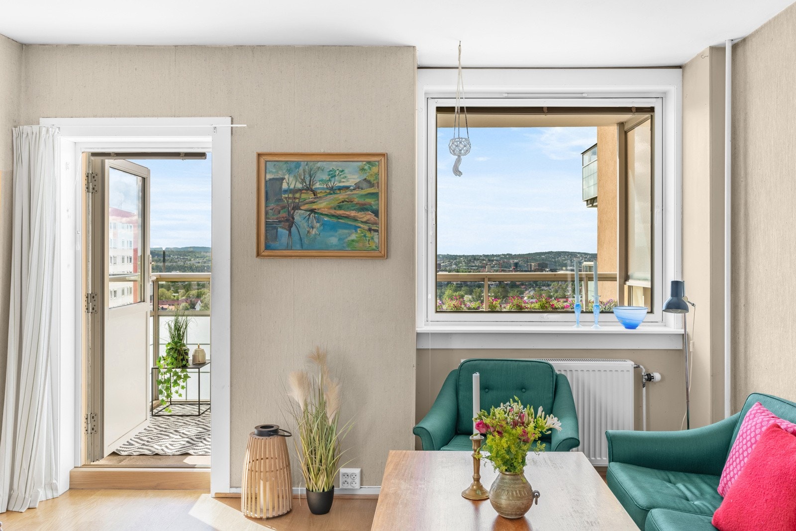 Fra stuen er det direkte utgang til en sydvendt balkong på omtrent 8 m², hvor man kan nyte utsikten og observere omgivelsene. Galleribilde