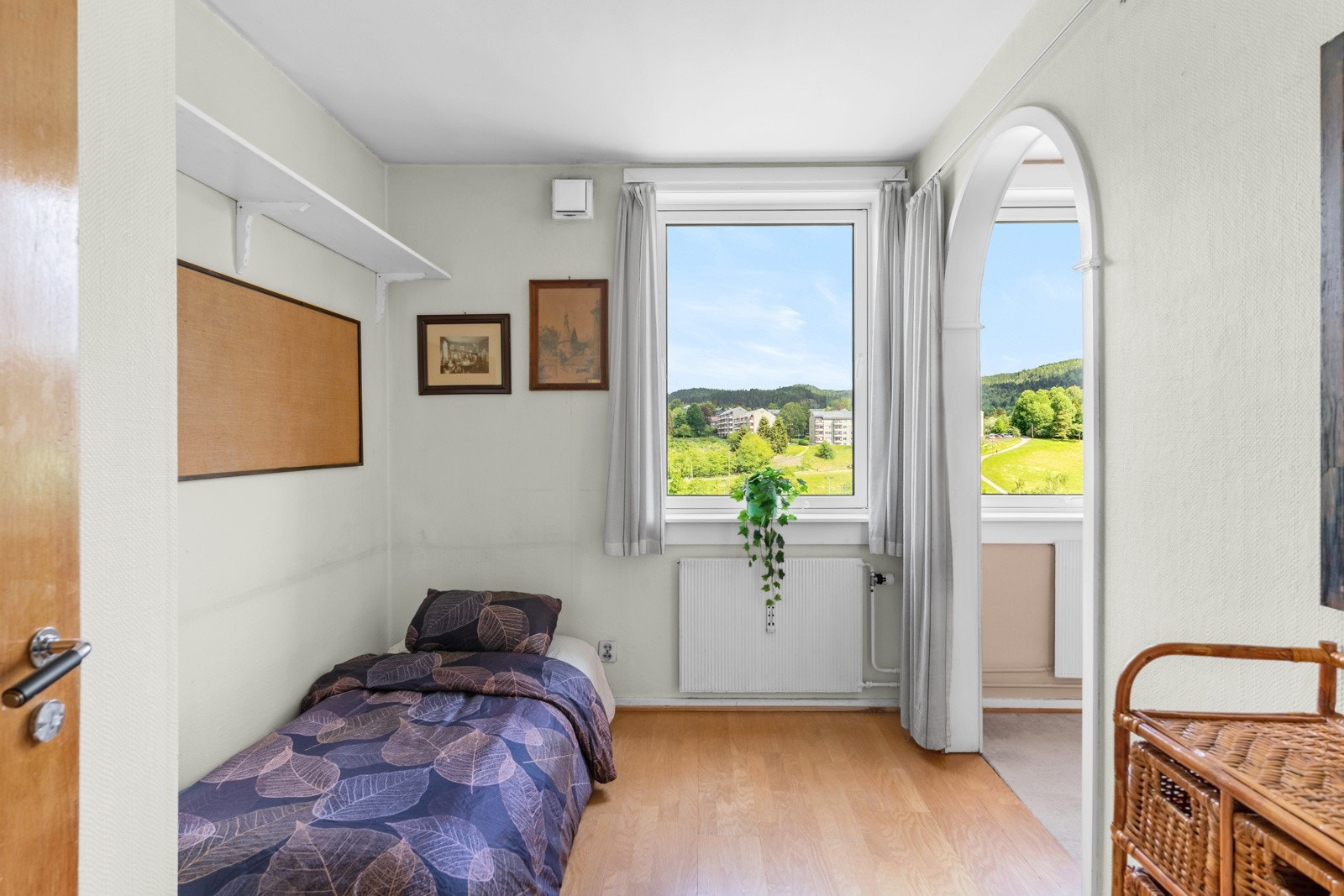 Det andre soverommet, som i dag er sammenslått med det første, kan enkelt reetableres til sitt opprinnelige formål ved å fjerne sponplaten som nå dekker døråpningen ut mot gangen samt tette veggen mellom rommene. Galleribilde