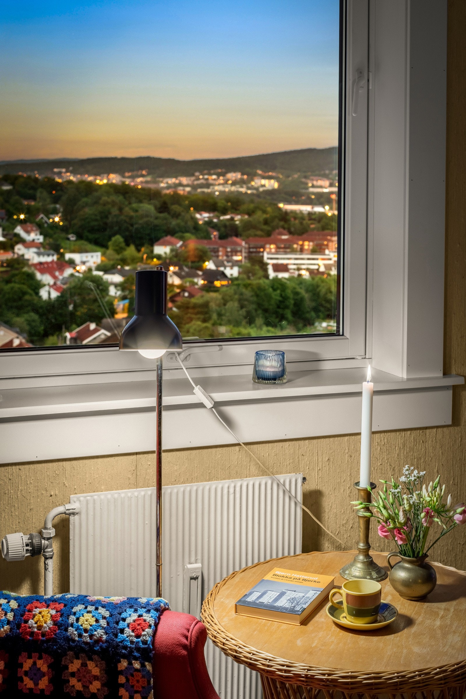 Med sine generøse vindusflater er leiligheten lys og inviterer til en luftig og fri atmosfære, hvor du kan nyte flott utsikt og følge med på årstidene som skifter. Galleribilde