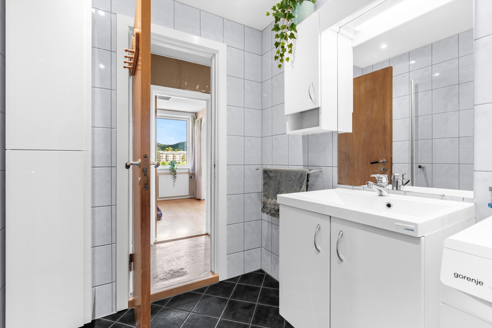 Med en gulvflate som inkluderer termostatstyrte varmekabler, tilbyr rommet en behagelig varme under føttene. Himlingen er glatt og malt, utstyrt med downlights som sørger for et godt lys i rommet. Galleribilde