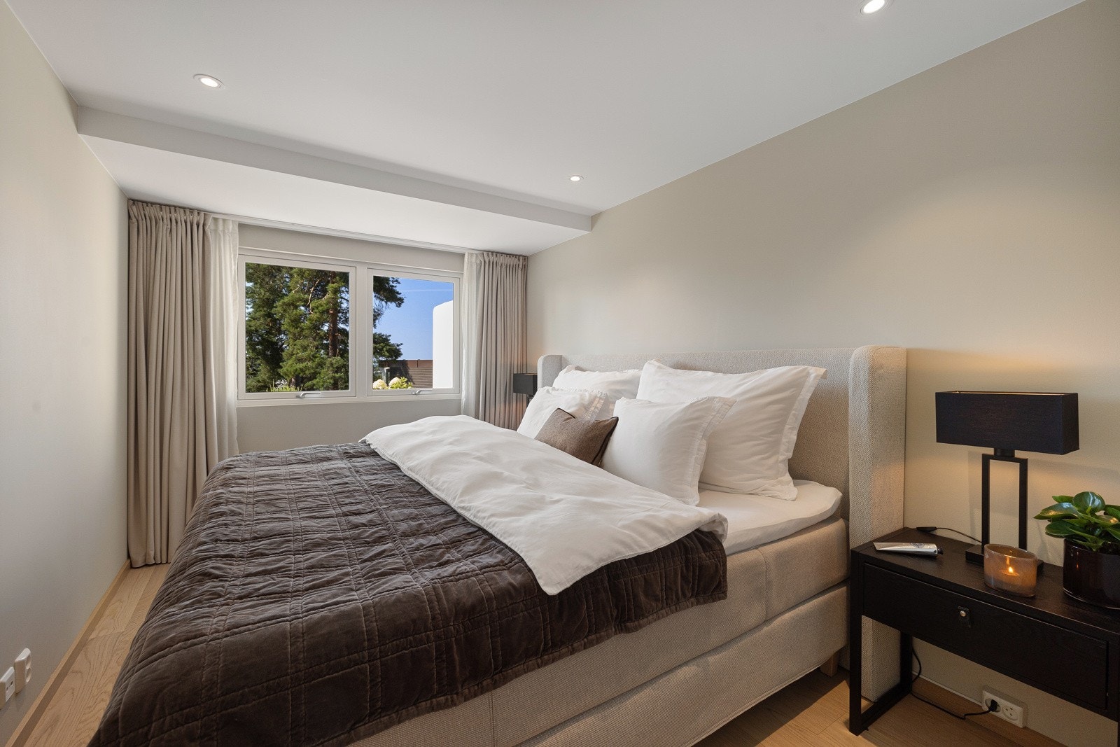 Romslig hovedsoverom med god plass til ekstra bred dobbeltseng. Få hotellfølelsen hjemme! Galleribilde