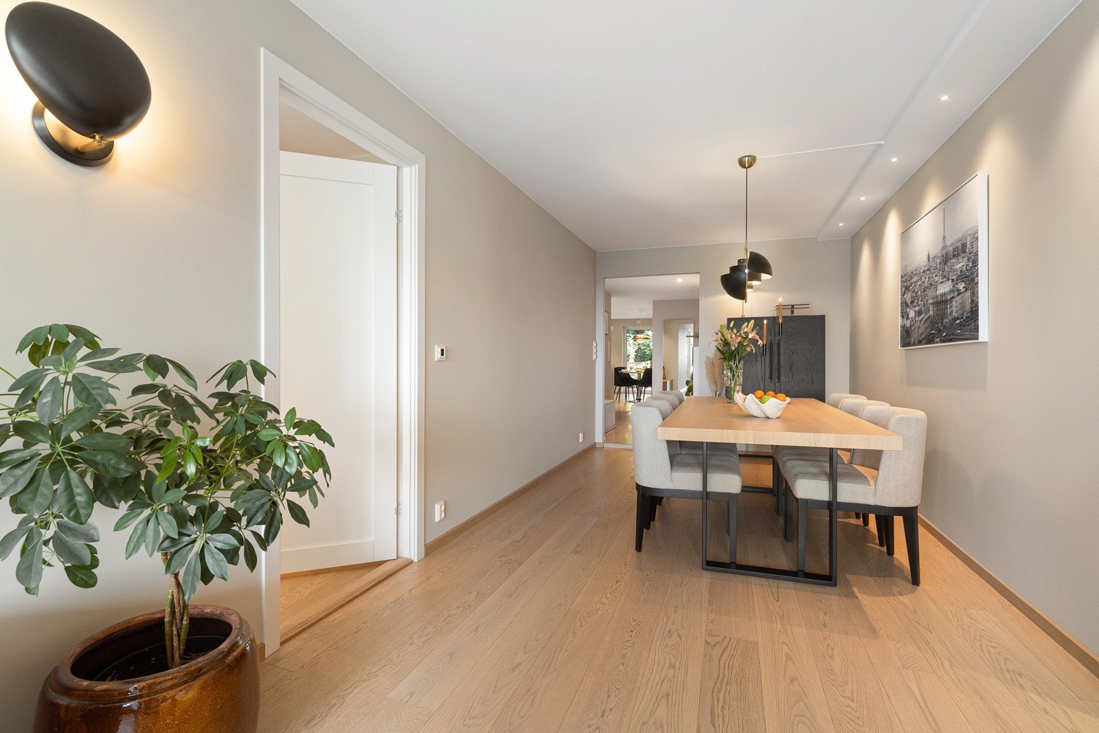 Gulvflater er belagt med enstavs eikeparkett, og det er varme i alle gulv. Galleribilde