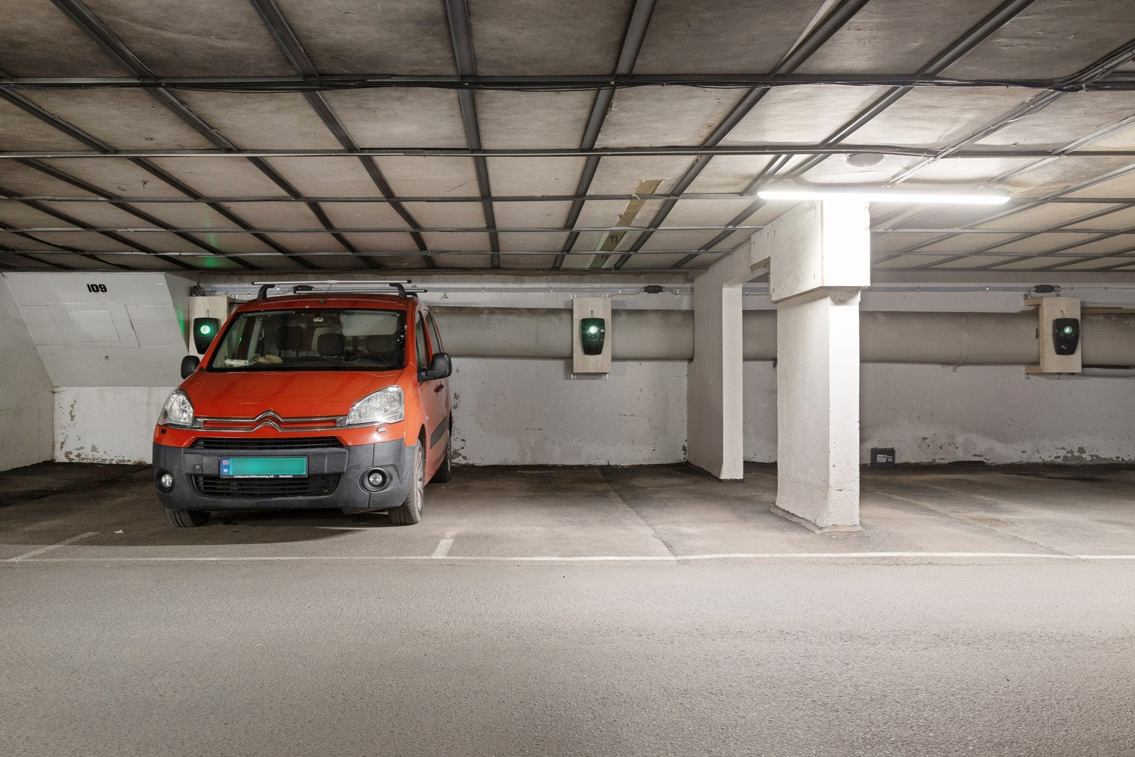 Leiligheten disponerer en garasjeplass med elbillader i felles lukket garasjeanlegg. Galleribilde