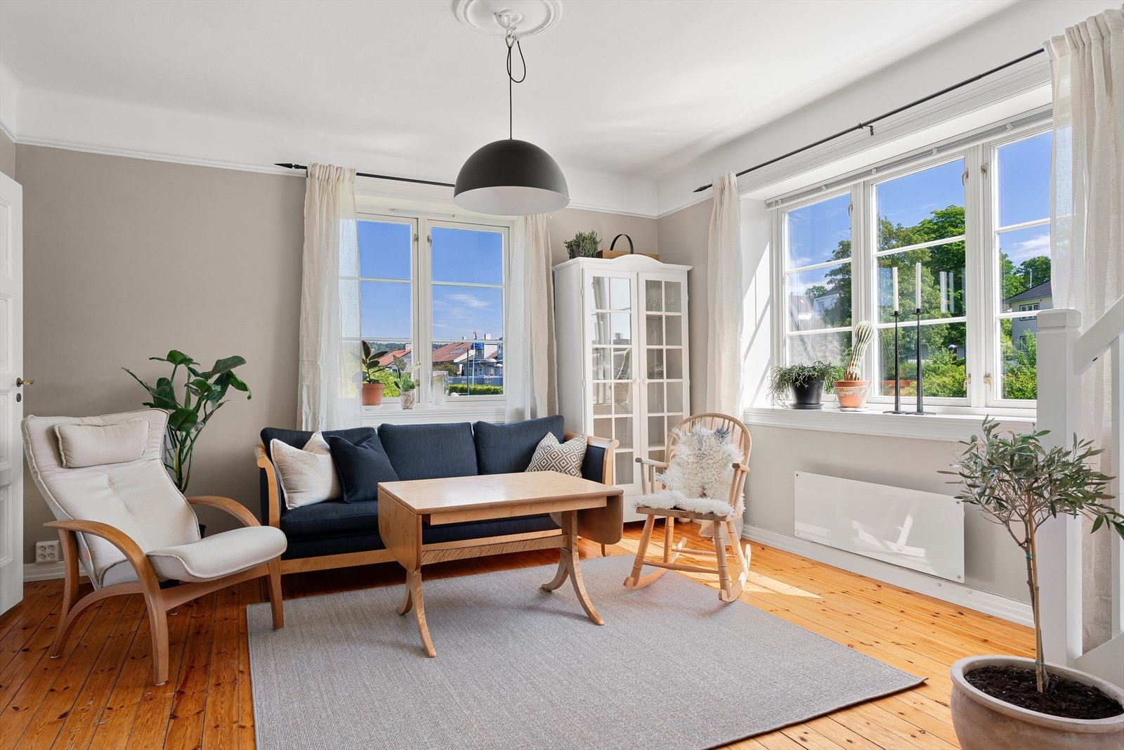 Boligen ligger på hjørnet, som gir deg vinduer på to sider og hyggelig utsyn. Galleribilde