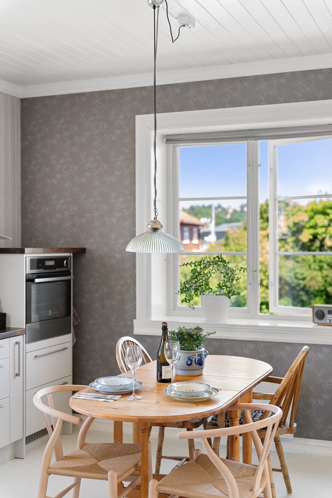 Det er god plass til et stort bord på kjøkkenet der du kan samle familie og venner. Galleribilde