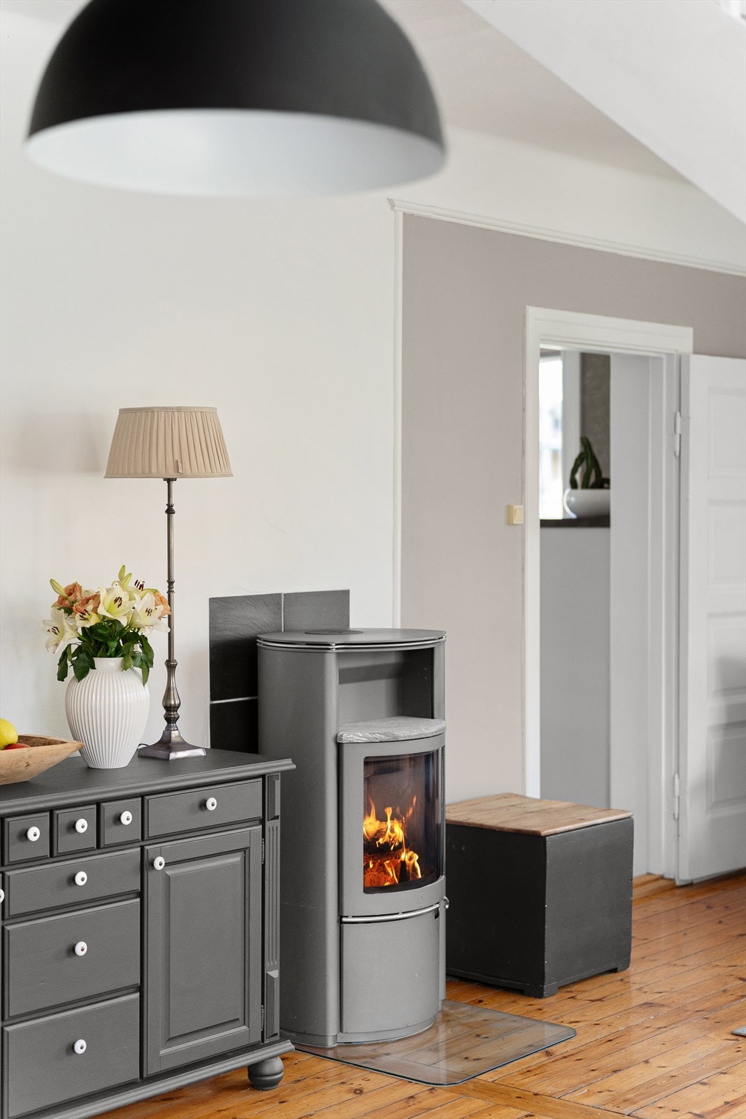 Peisovnen i stuen gir lun varme på kalde vinterdager Galleribilde