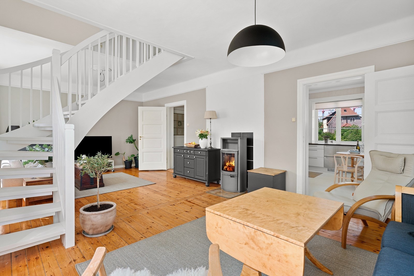 Fra 2 etg går det trapp opp til loftsetasjen. Galleribilde