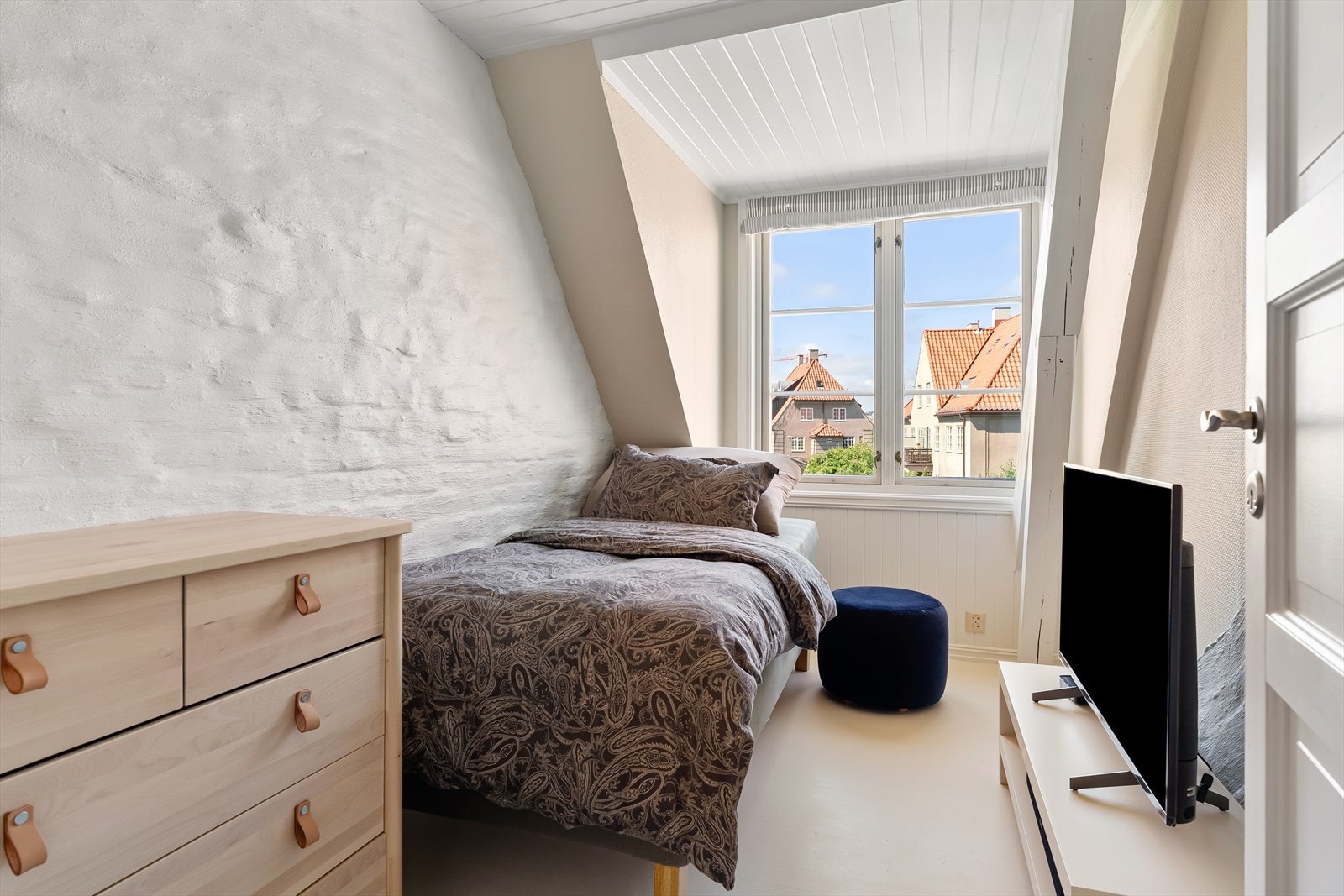 Soverom 2 har også god plass til skap/kommode og øvrige møblement Galleribilde