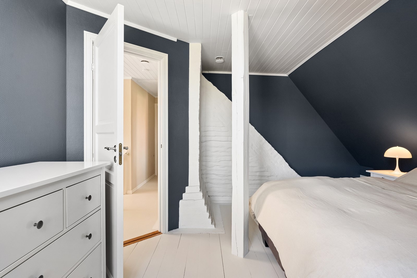 Delikat hovedsoverom på loftet med malte gulvbord. Galleribilde