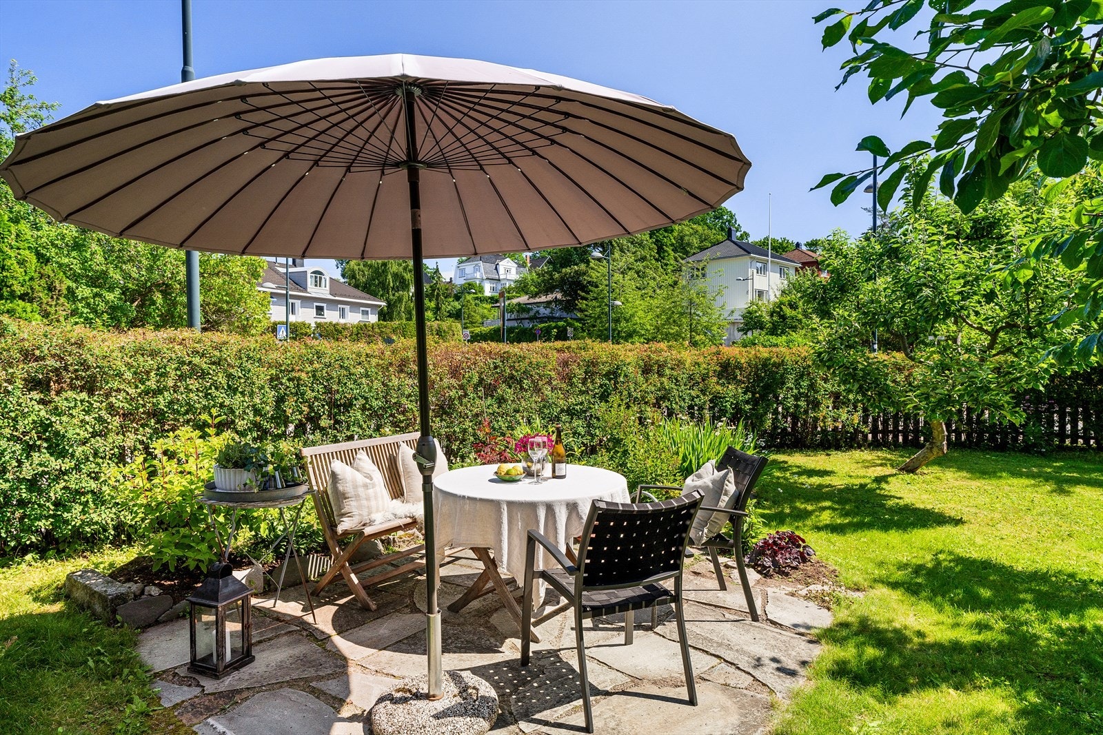 Privat hage med gode solforhold Galleribilde