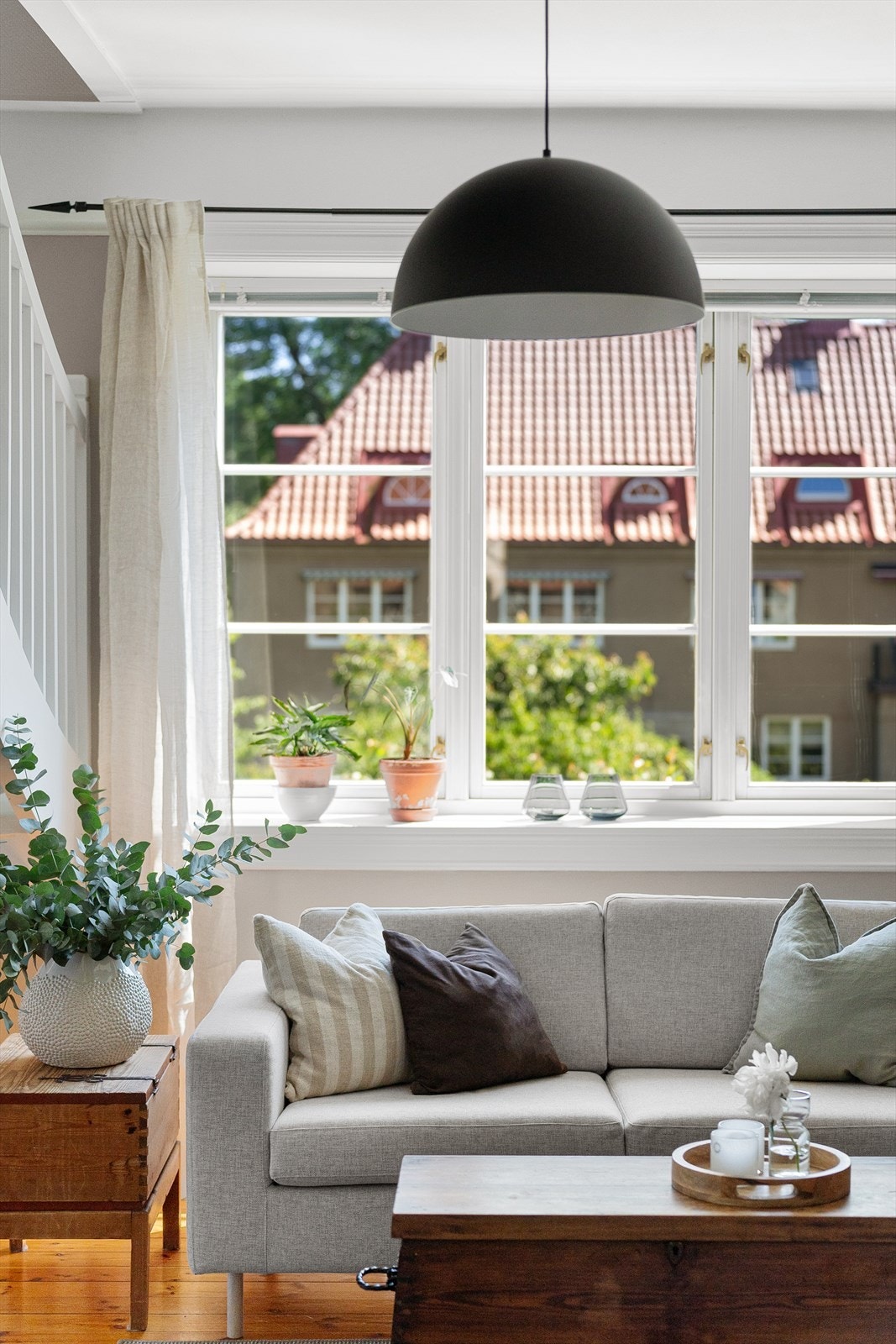 Det er rikelig med naturlig lysinnslipp til leiligheten gjennom store vindusflater. Galleribilde