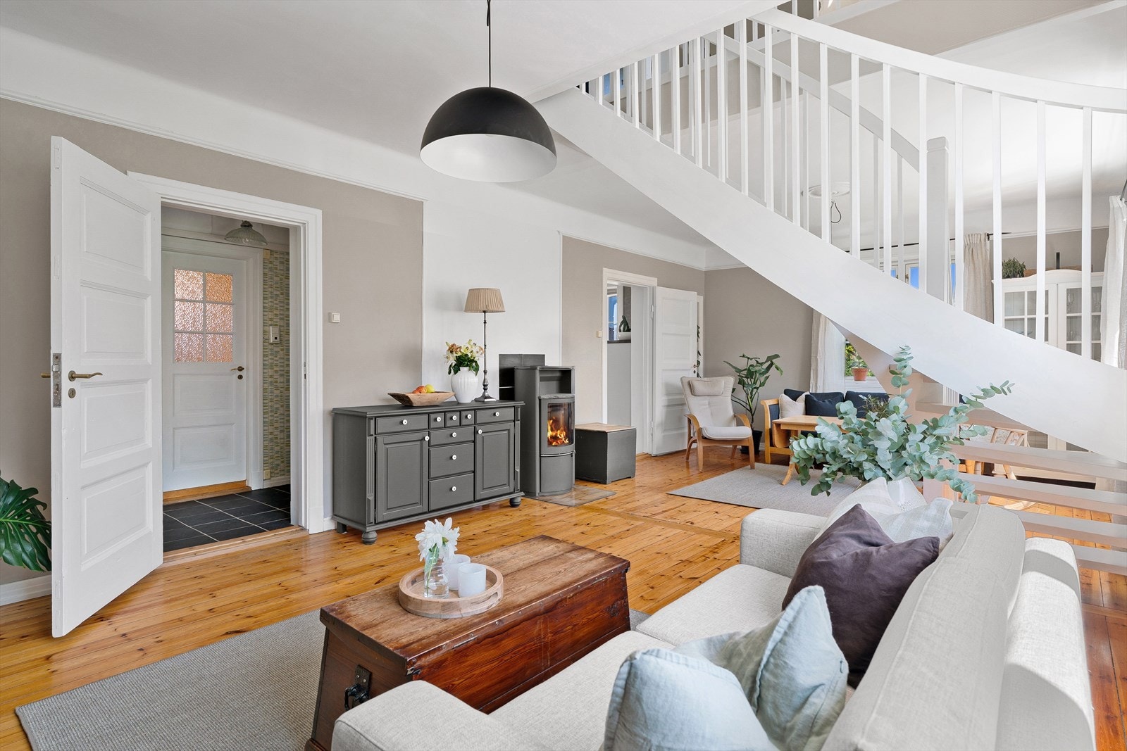 Leiligheten strekker seg over to plan og har en gjennomgående god takhøyde. Galleribilde