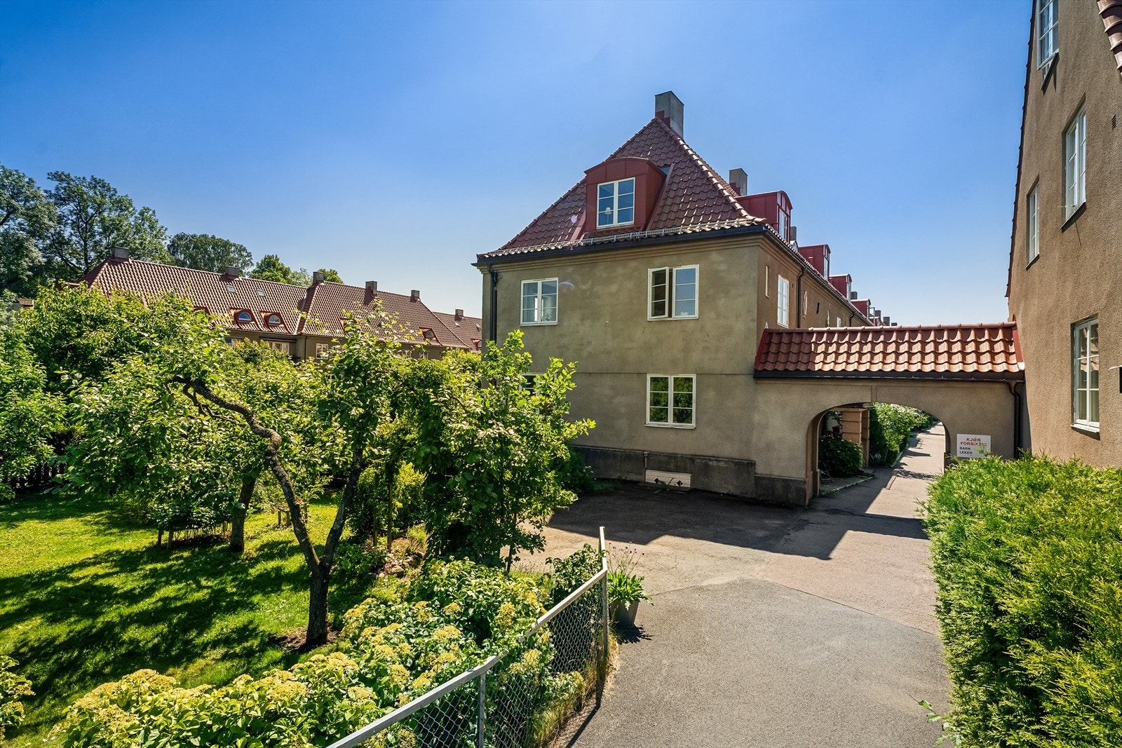 Her bor du meget attraktivt til med skoler, barnehager, kollektiv og servicefasiliteter rett ved. Galleribilde