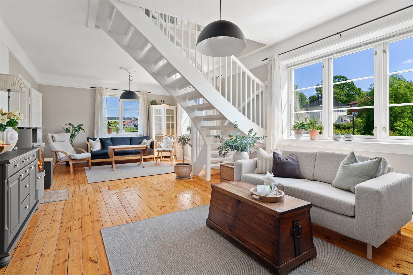 I stuen er det plass til flere sittegrupper med tilhørende møblement Galleribilde