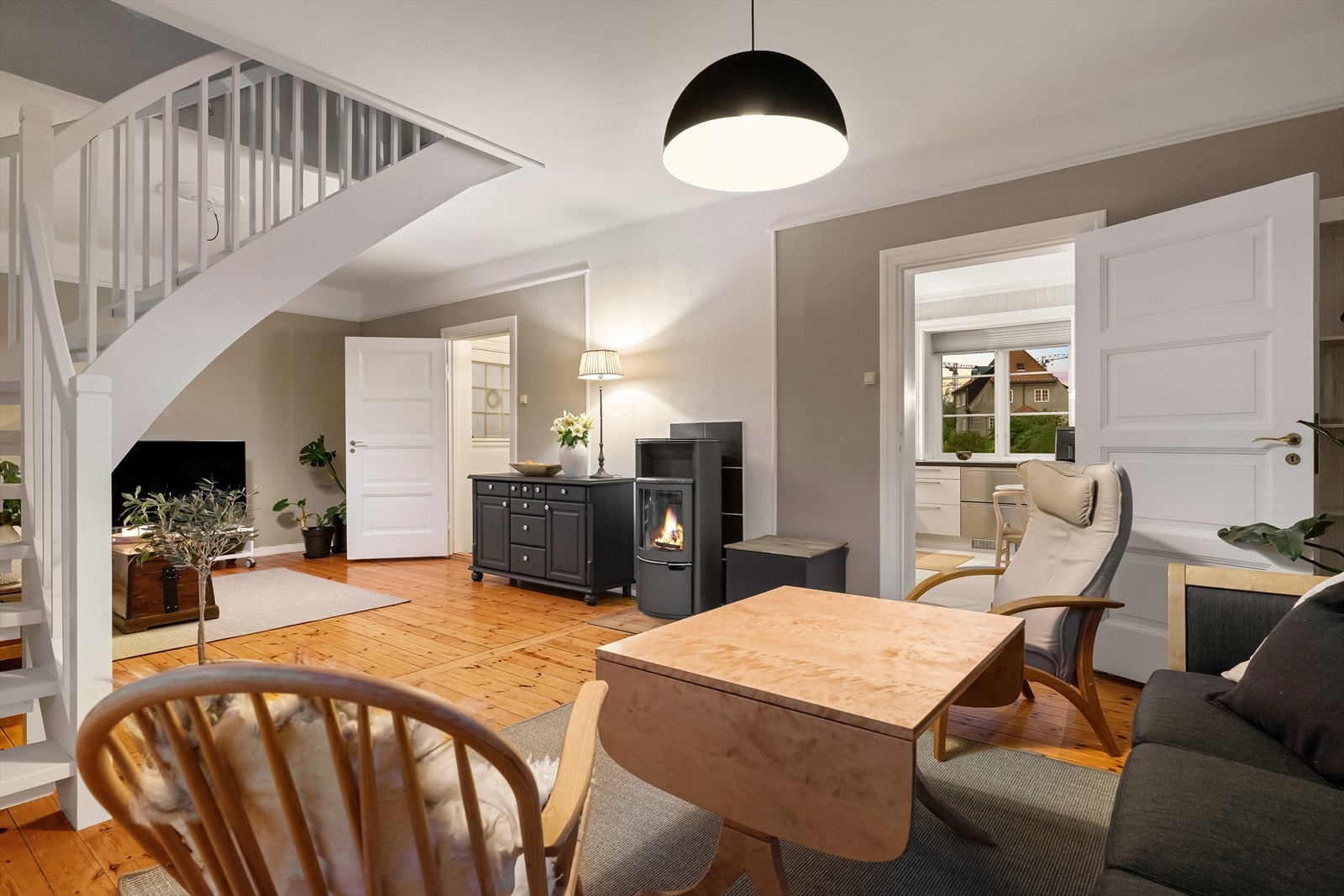 Fra stuen er det inngang til kjøkkenet Galleribilde