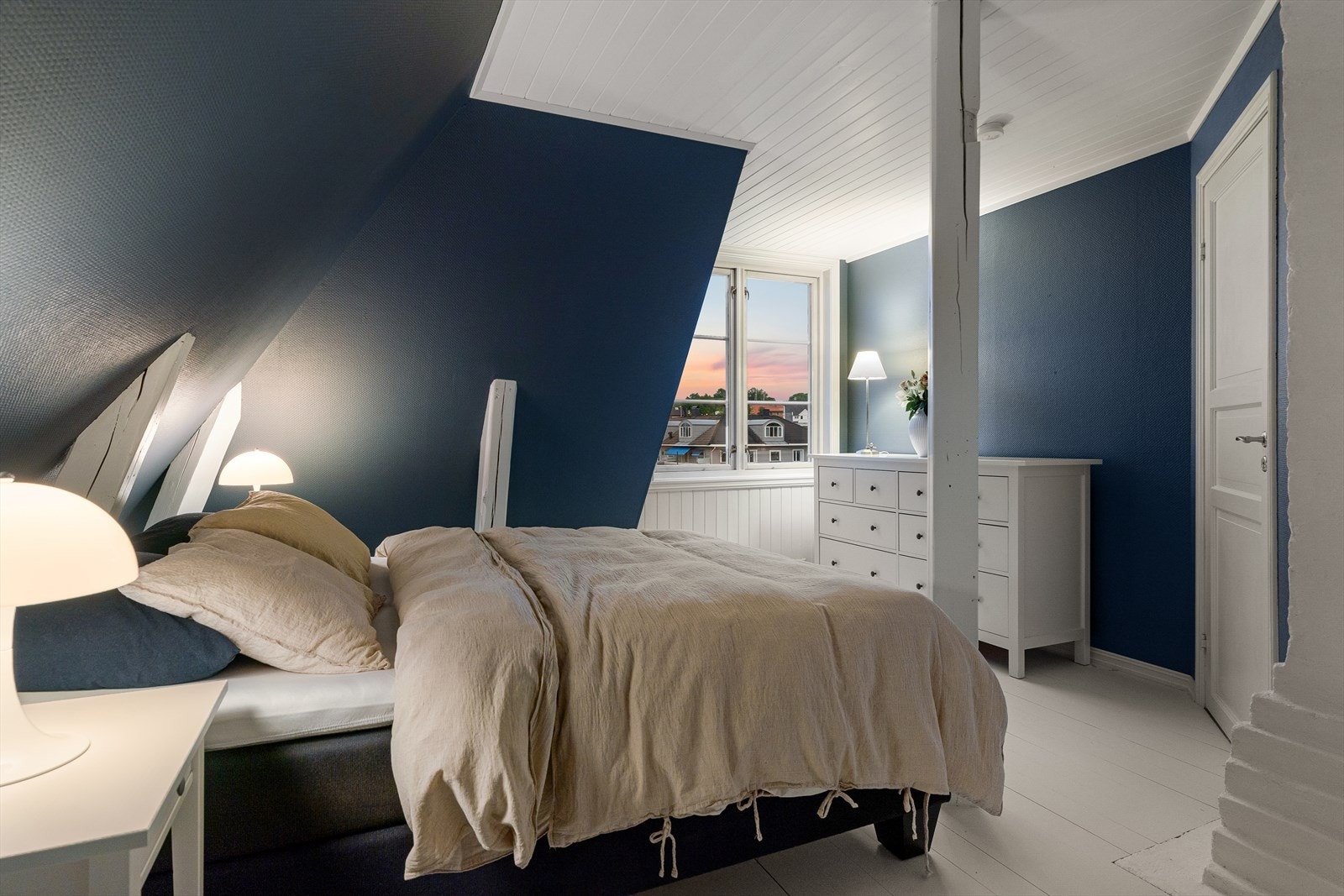 Rommet har god plass til skap/kommode og øvrige møblement Galleribilde