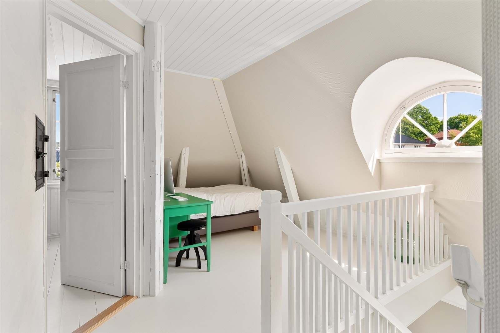 Loftsetasjen har en praktisk løsning med flere rom. Galleribilde