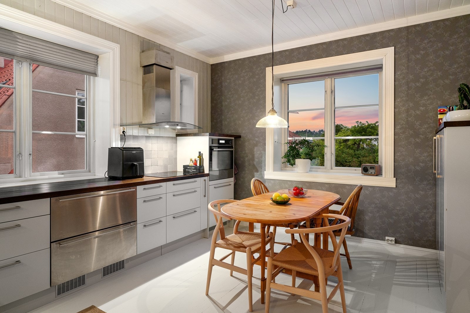 Kjøkkenet har folierte fronter og heltre benkeplate med nedfelt kjøkkenbeslag. Galleribilde