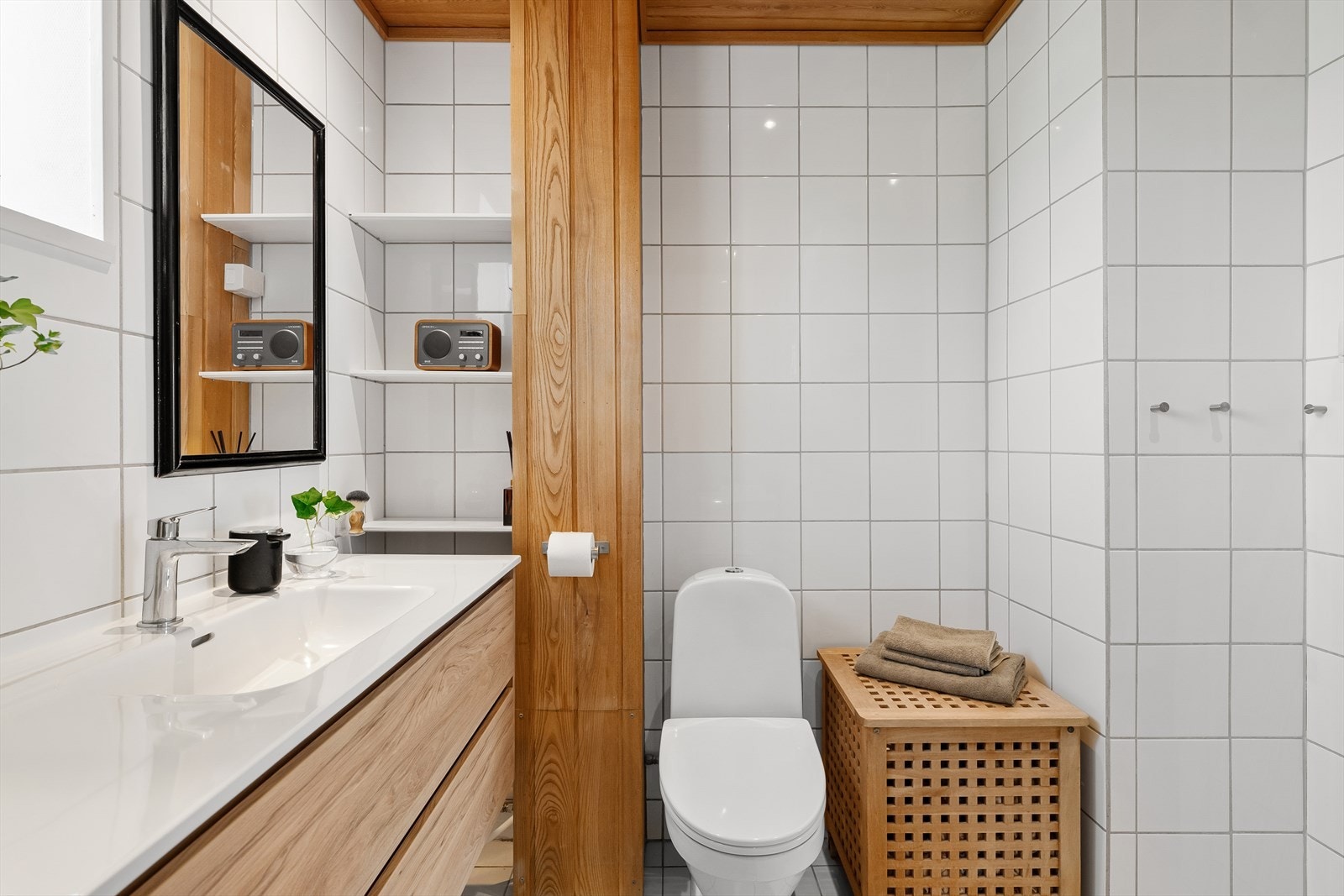 Praktisk hylleløsning på baderom. Forøvrig gode oppbevaringsmuligheter. Galleribilde