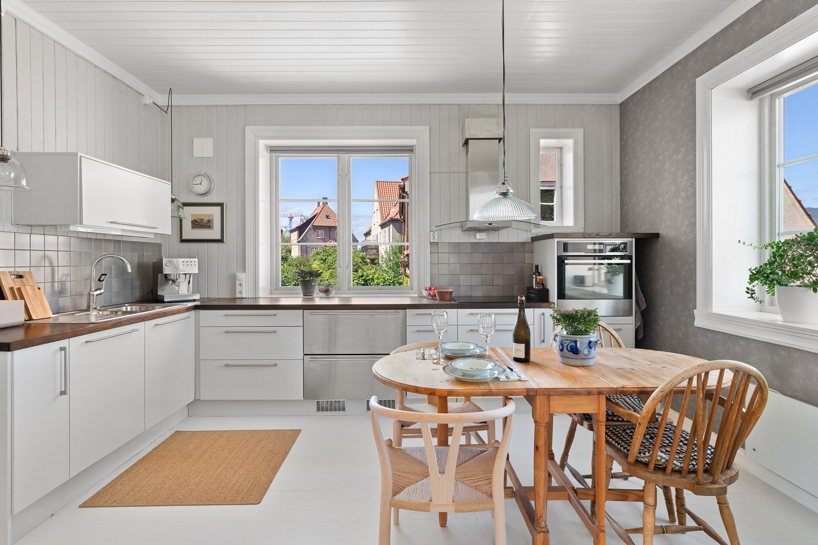 Kjøkkenet har godt med skap og benkeplass. Galleribilde