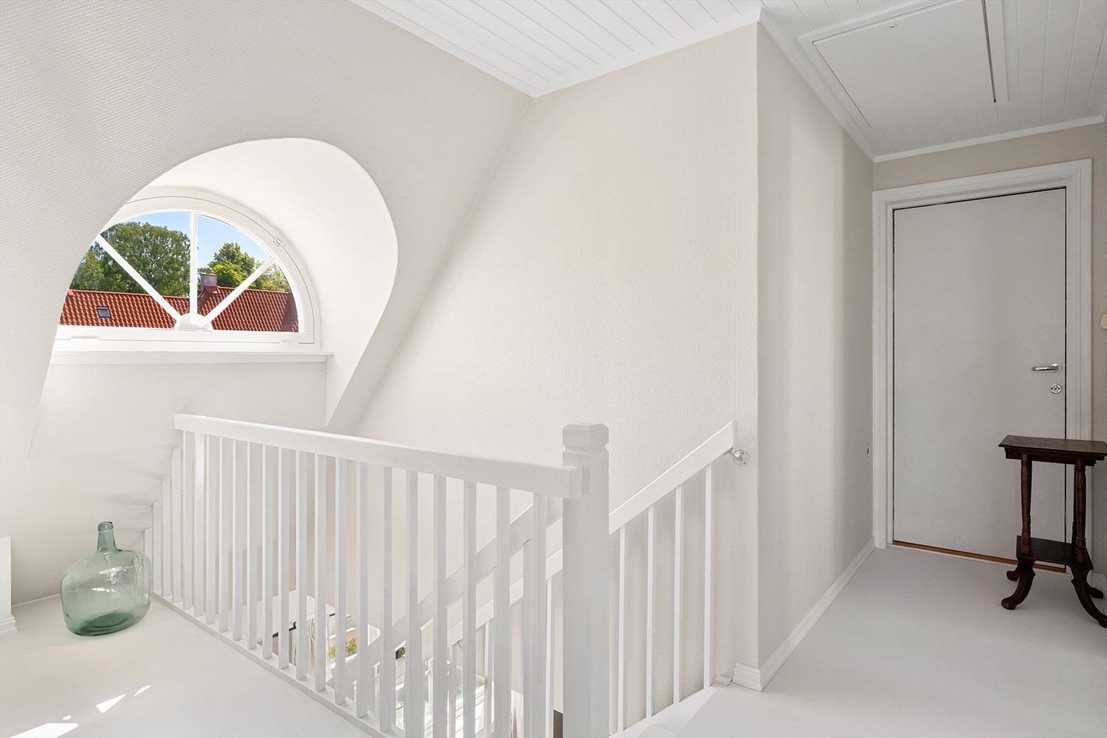 Store vindusflater i loftsetasjen og mye potensiale for utnyttelse. Galleribilde