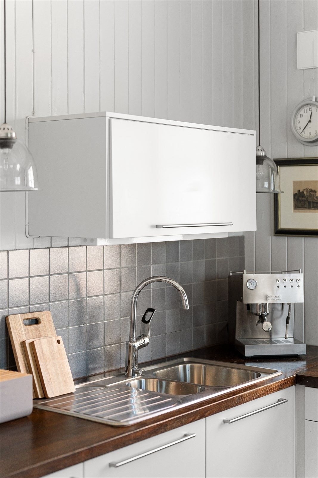 Delikat kjøkkeninnredning fra 2014 med integrerte hvitevarer. Galleribilde