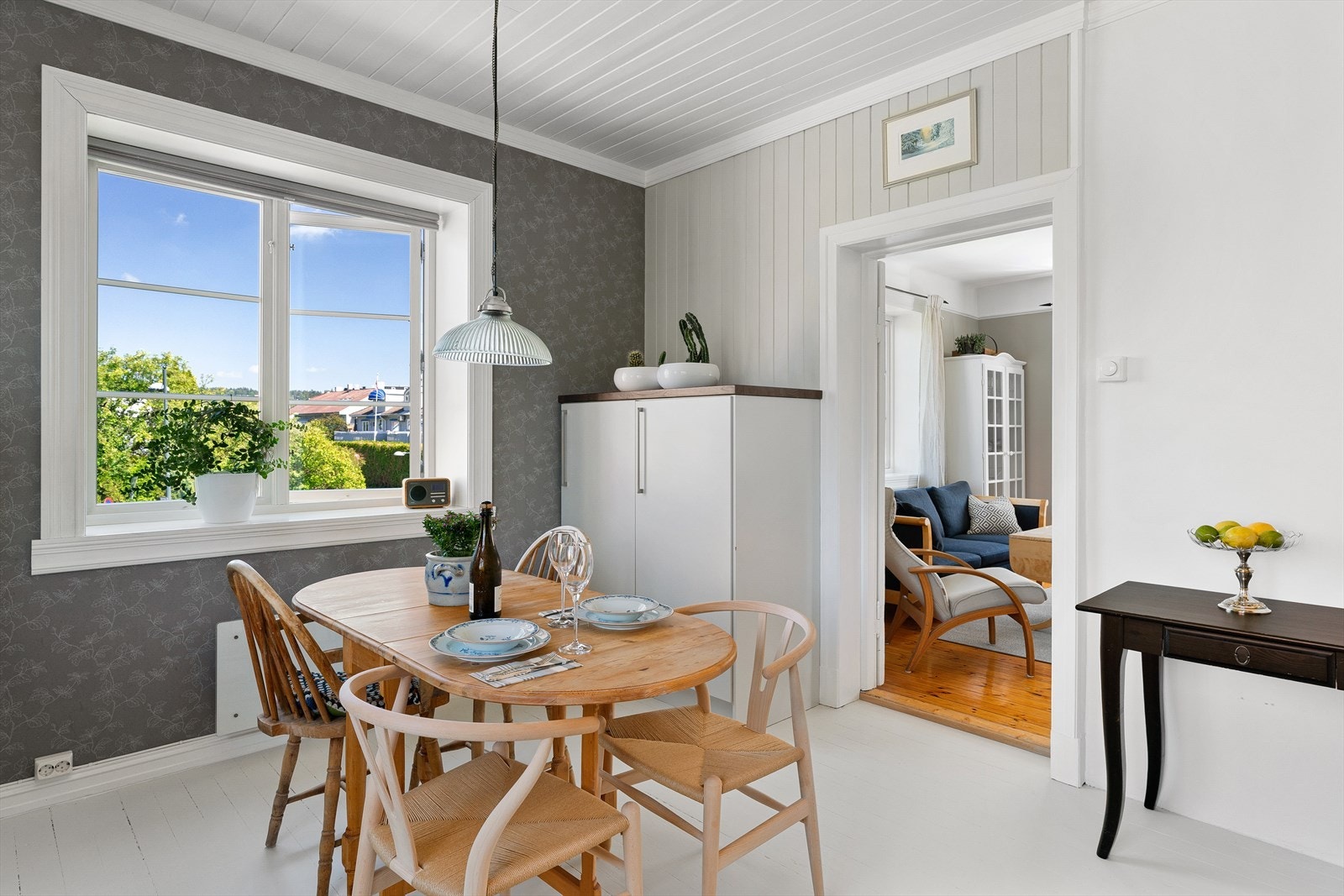 Delikat og romslig kjøkken med spiseplass Galleribilde