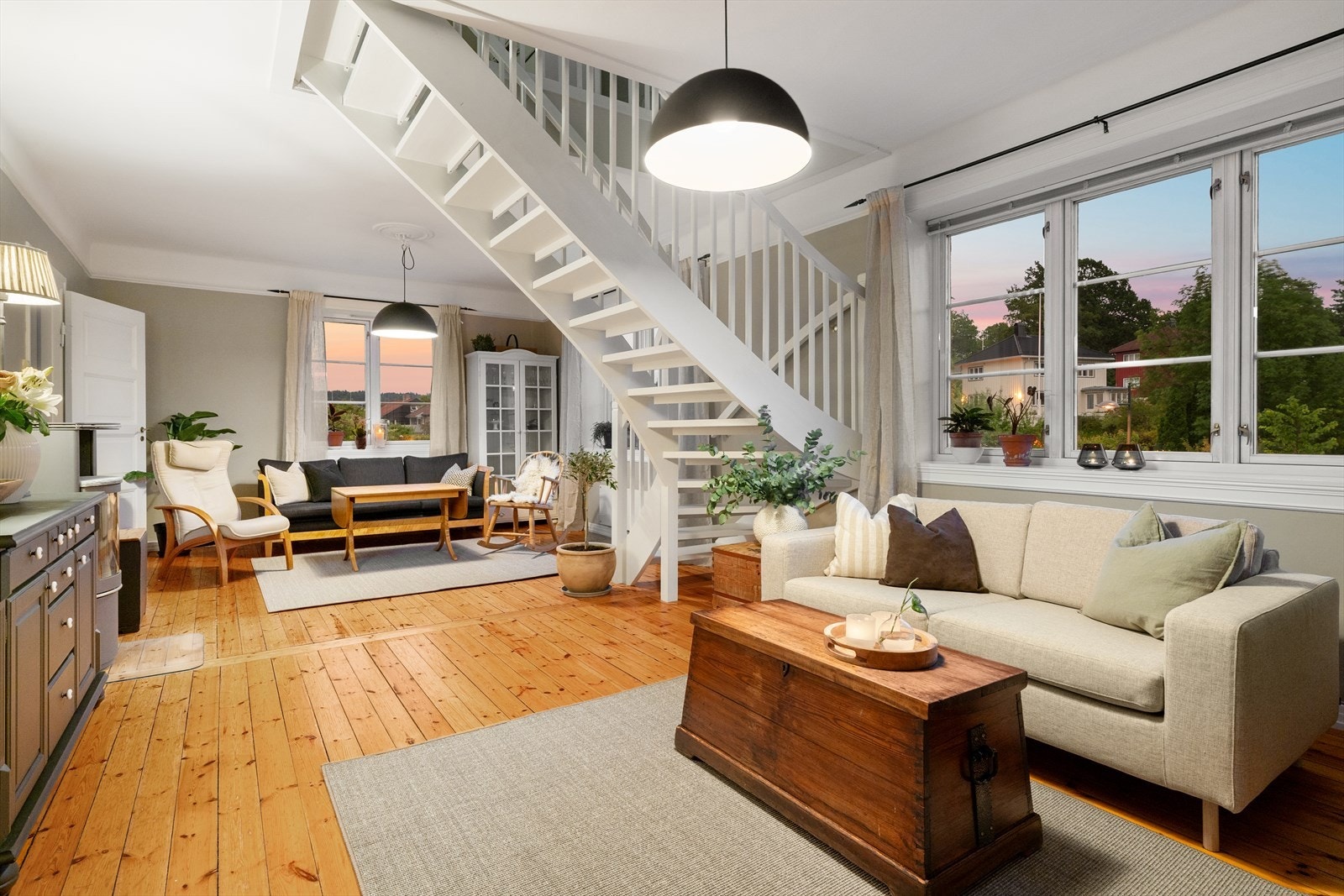 Kveldsstemning i stuen med solnedgang. Galleribilde