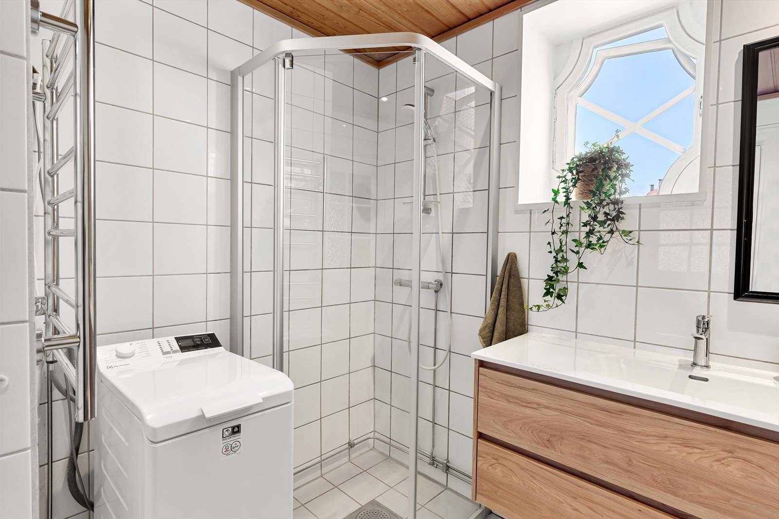 Badet er innredet med heldekkende servant med underskap, toalett og dusjhjørne. Galleribilde