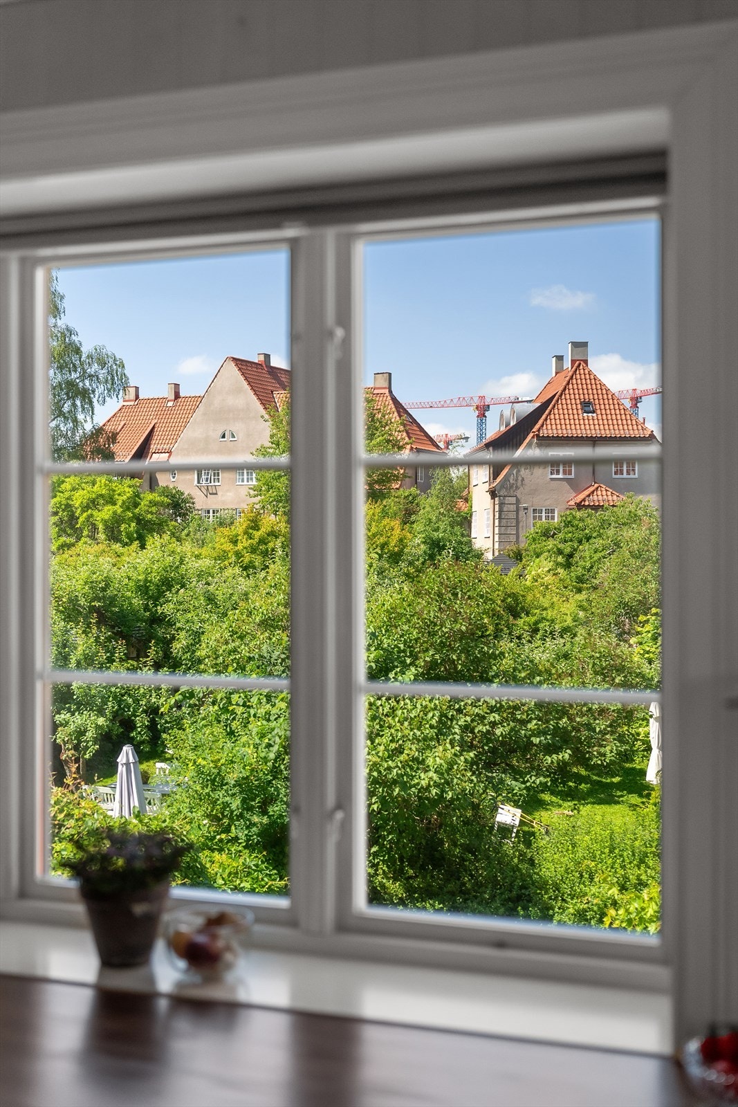 Fra kjøkkenet har du nydelig utsyn mot frodige hager Galleribilde