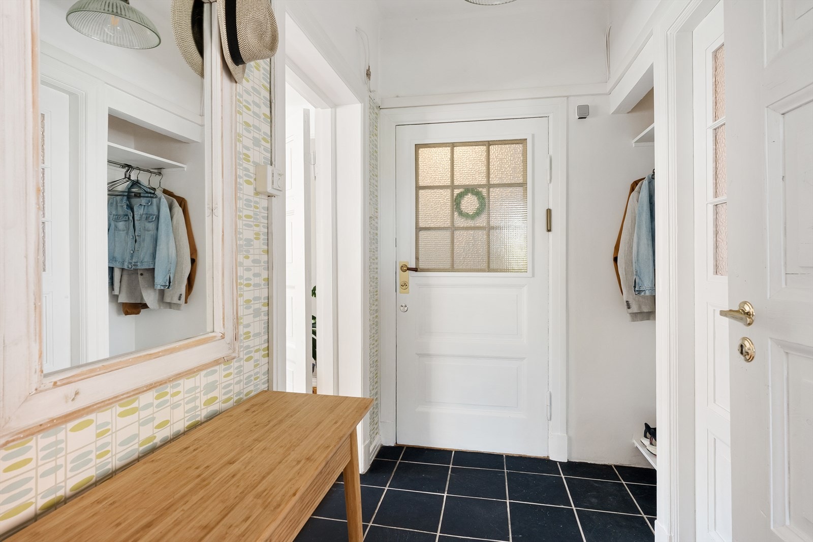 Innebygd skap med god plass til yttertøy og sko Galleribilde