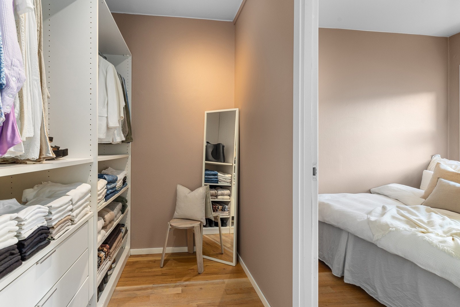 Fra soverommet har du også direkte adkomst til walk-in closet med god plass Galleribilde