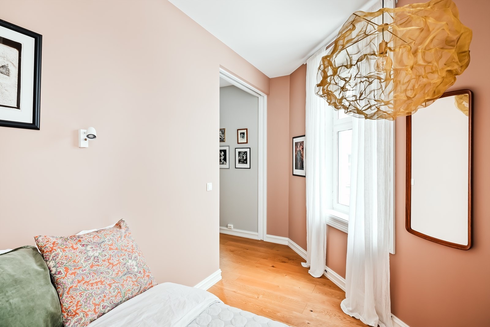 Hjørne-soverom med plassbygget seng. Flott fargevalg på soverommet som binder rommet sammen med teglstein-veggen i stuen Galleribilde